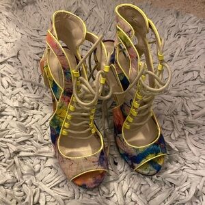 ✨💛✨Super SEXY Steve Madden Lace ups!✨💛✨
